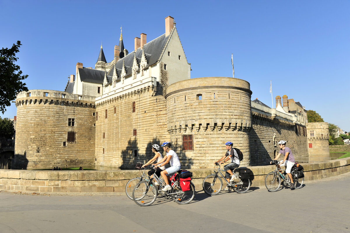 Des cyclistes devant le château des Ducs de Bretagne